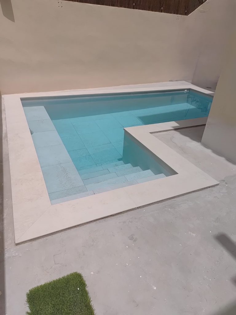 Reforma integral de piscina en Granada por Reformas Fernández
