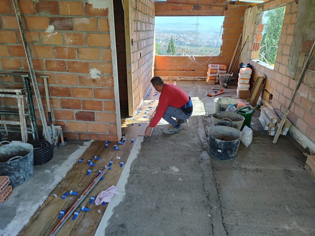 Trabajador realizando una reforma integral en Granada para Reformas Fernández
